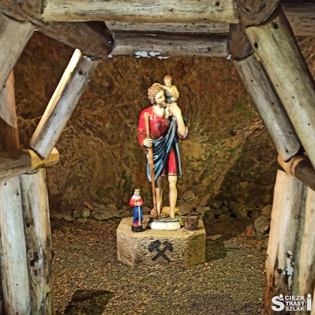 Figurka Św. Krzysztofa i Św. Barbary we wnęce przy górniczym chodniku otwartym dla turystów