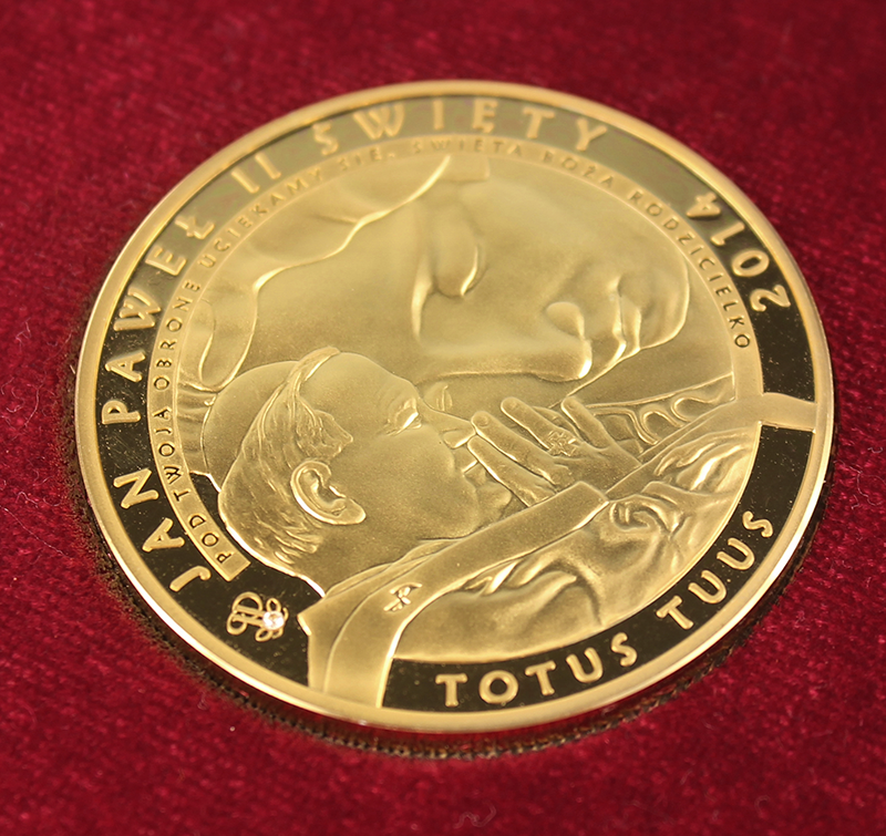 Srebrny numizmat pokryty 24-karatowym złotem z wizerunkiem papieża