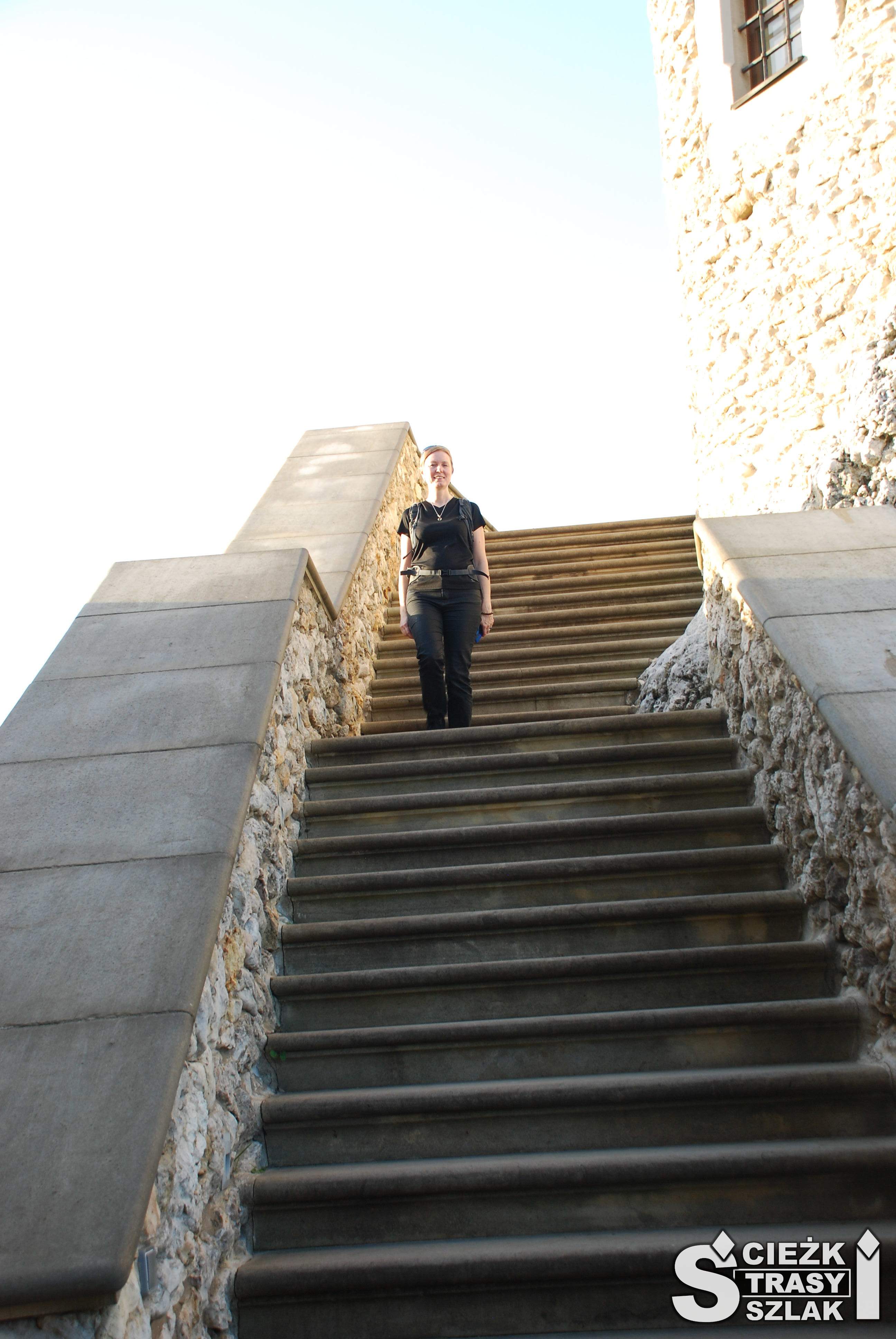 Dziedziniec Zamku w Bobolicach w szerokimi wysokimi schodami prowadzącymi do wnętrza zabytkowej budowli