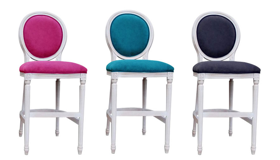 stołek może być tapicerowany materiałem w szerokiej gamie kolorystycznej elegancka ozdobna stolarka 