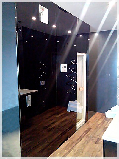 Przykład obłożenia szkłem ściany dzielącej saunę od łazienki