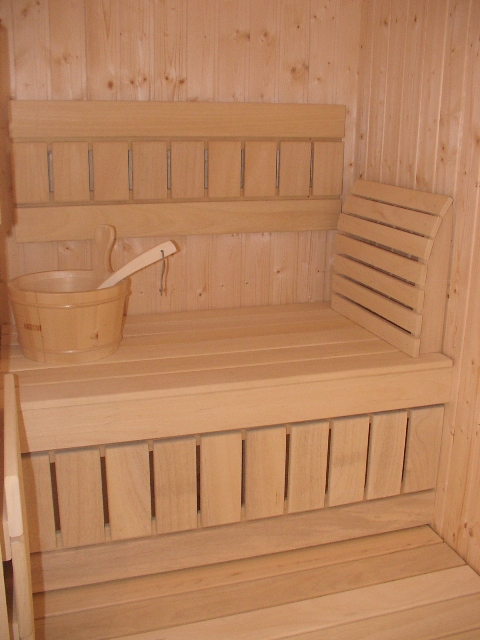elementy sauny wykończone wg wzoru "mix prosty"; podgłówek profilowany