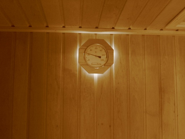 higrometr z termometrem na jednej tarczy, podświetlony na obwodzie; sosna bezsęczna