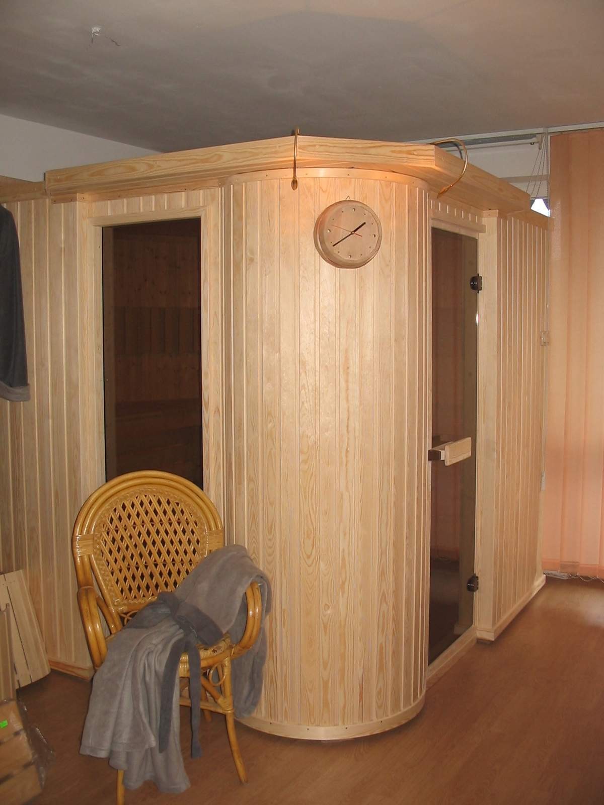 idealnie symetryczna względem przekątnej, wyokrąglona kabina sauny