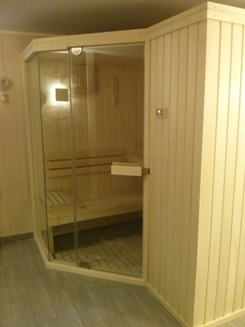 mocno przeszklona kabina sauny z osiki