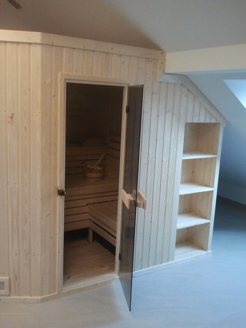 duża sauna na poddaszu z praktyczną półką na drobiazgi lub sprzęt