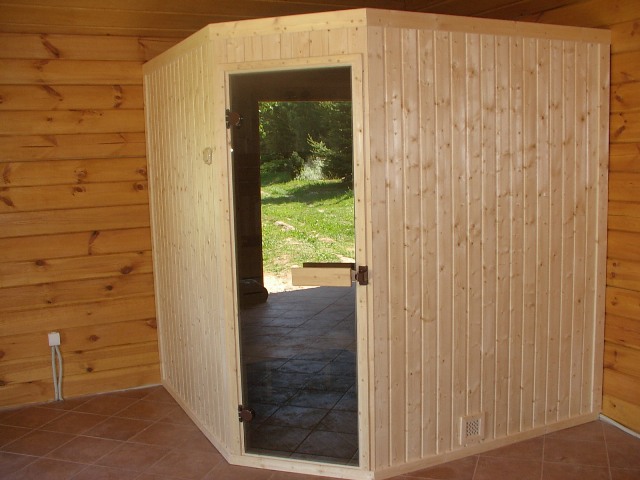 prosta, z narożnikowym wejściem, kabina wykonana ze świerku skandynawskiego