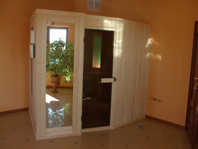 kabina sauny w nieregularnym kształcie, z lustrem, dodatkowym przeszkleniem i ekranem światłoterapii