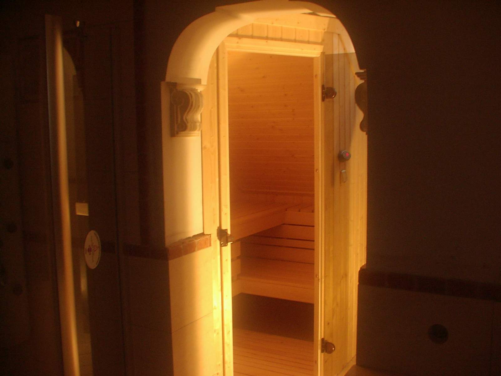 mała kabina sauny w nietypowej łazience na poddaszu