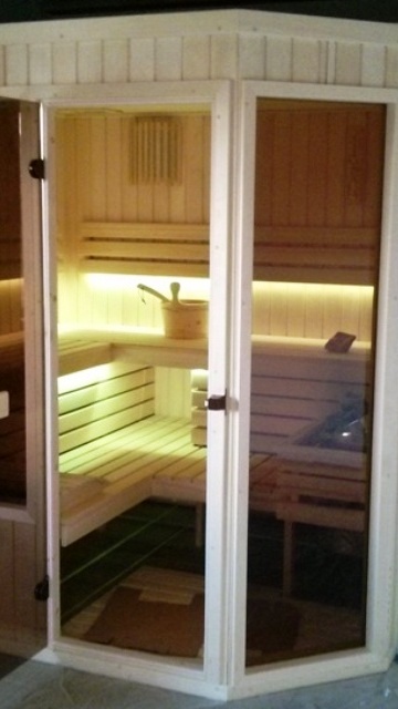 przeszklona sauna z oświetleniem obwodowym w kolorze białym neutralnym