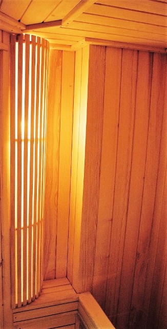 lampa na 3/4 wysokości sauny, klosz drewniany; żarówki klasyczne