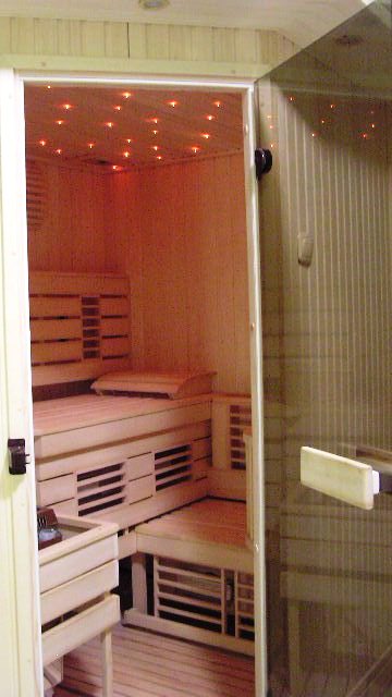 kabina wielofunkcyjna-piec z promiennikami-ze światłowodowym oświetleniem sufitu w kolorze różowym 